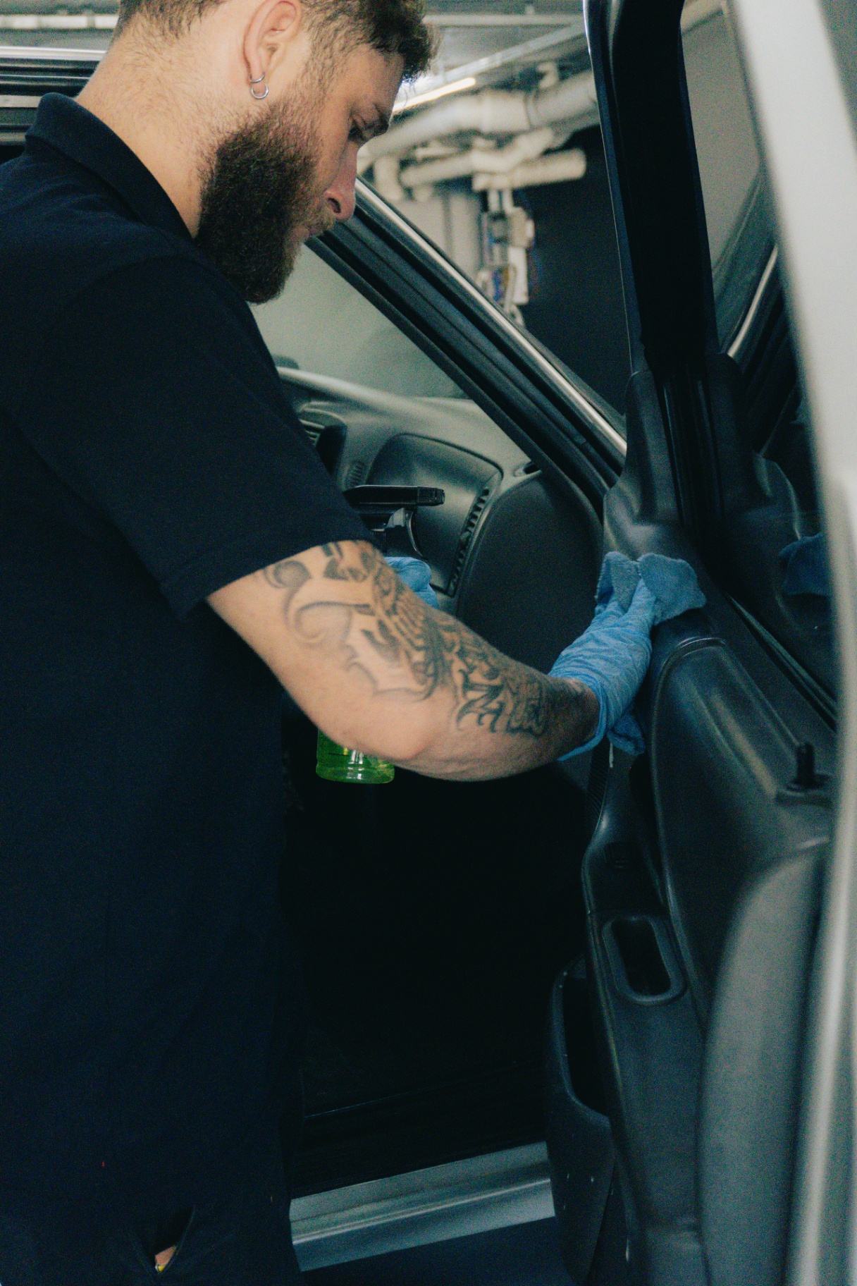 Técnico da Geral Biolavagem limpando o interior de uma porta de carro
