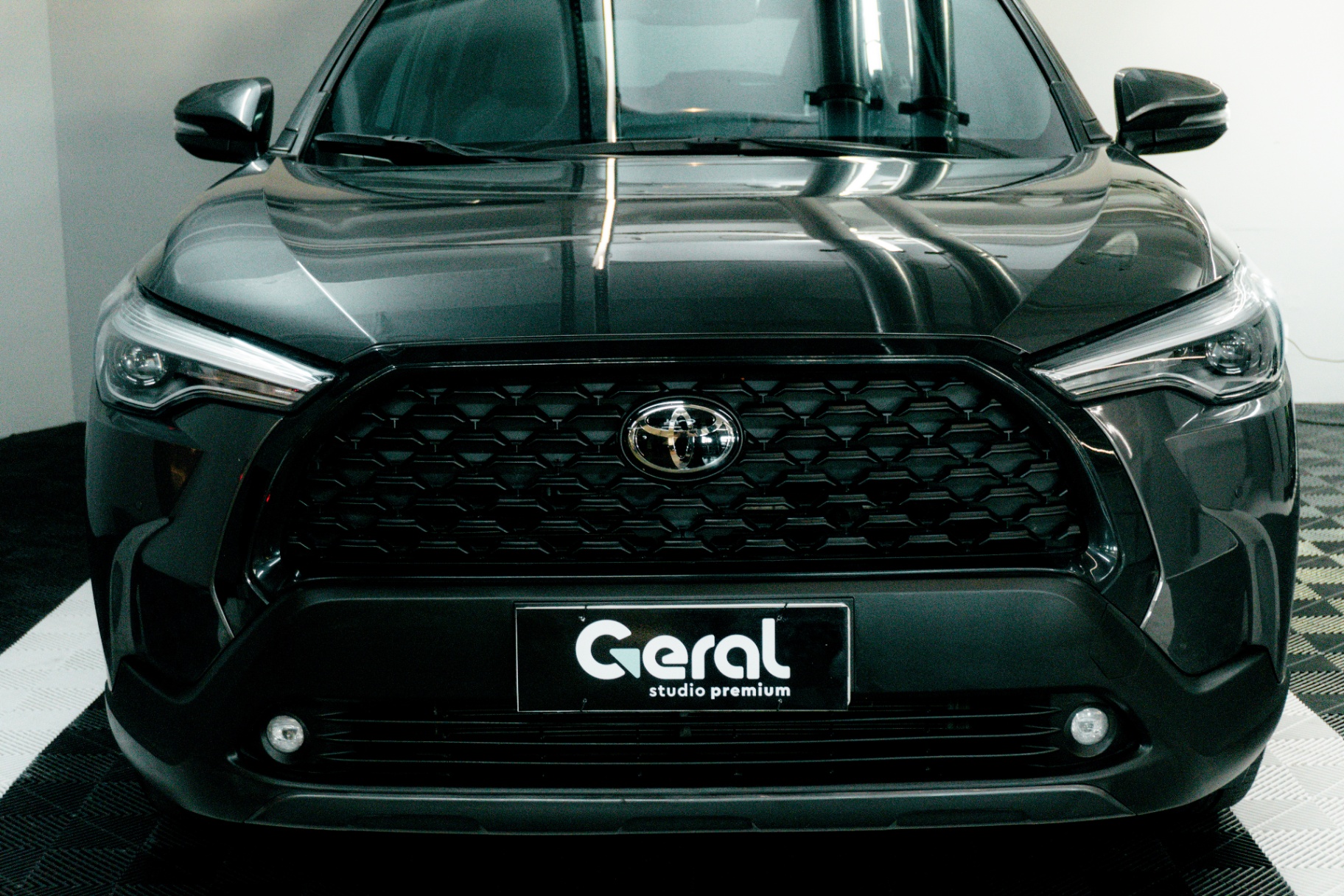 Toyota preto com acabamento brilhante após a biolavagem na Geral